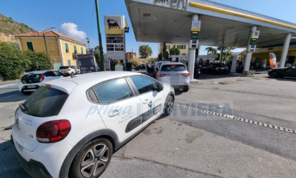 Benzina razionata in Francia, è corsa al pieno a Ventimiglia