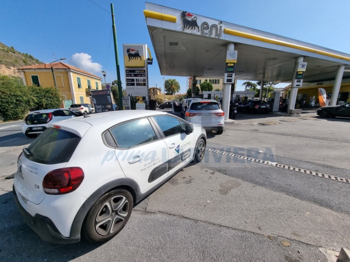Benzina razionata in Francia, è corsa al pieno a Ventimiglia