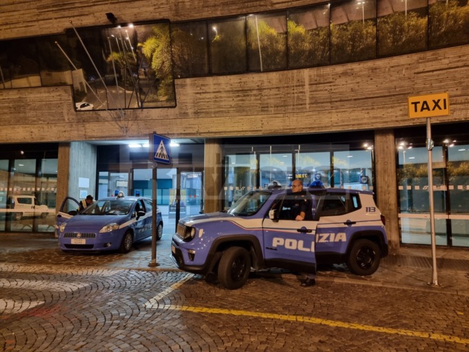 Sgomberato accampamento di clochard nel posteggio della stazione