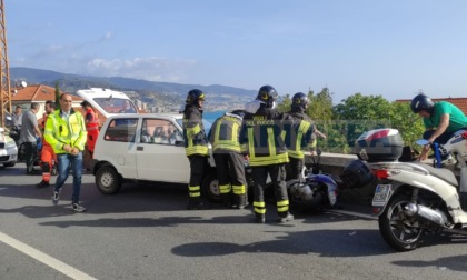 Schianto auto e scooter: grave donna sbalzata dall'Aurelia sulla ciclabile