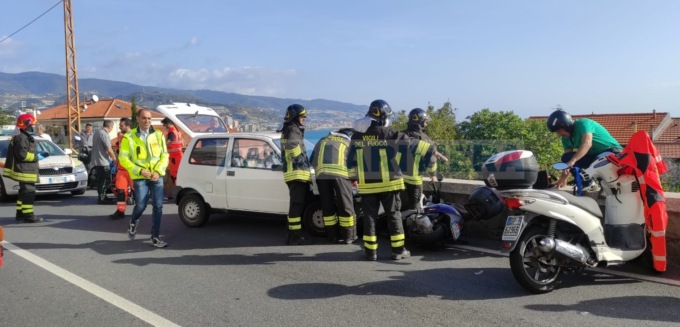 Schianto auto e scooter: grave donna sbalzata dall’Aurelia sulla ciclabile