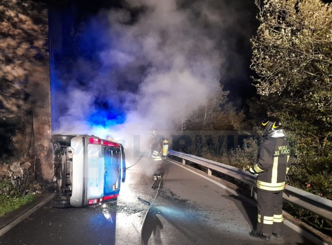 Auto si ribalta e prende fuoco dopo l’incidente, 3 giovani salvi per miracolo