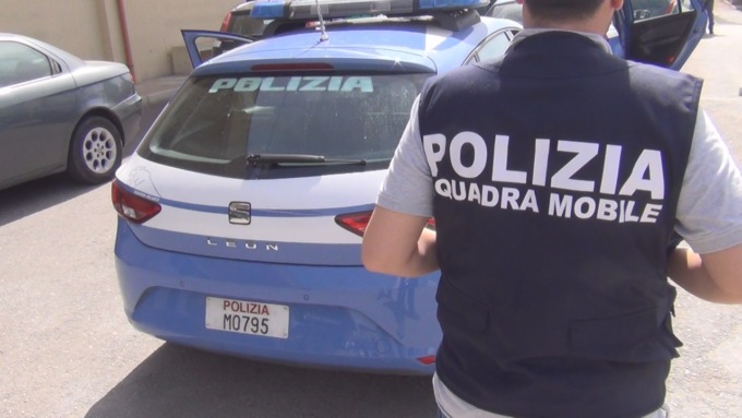 Aggredisce un’anziana e i passanti intervenuti per soccorrerla