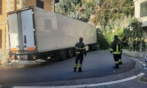 Tir resta incastrato in via Dei Colli a Bordighera