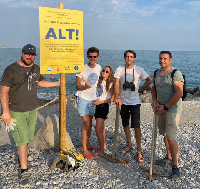 Vandali in azione nella spiaggia dell’oasi faunistica di Nervia. Foto
