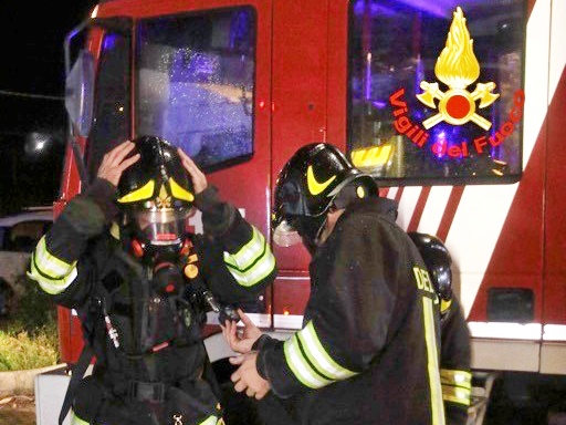 In fiamme cisterna utilizzata come abitazione a Sanremo. Video