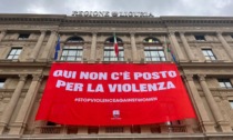 Striscione "Qui non c'è posto per la violenza" sul Palazzo della Regione