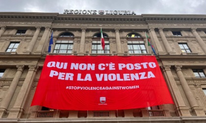 Striscione "Qui non c'è posto per la violenza" sul Palazzo della Regione