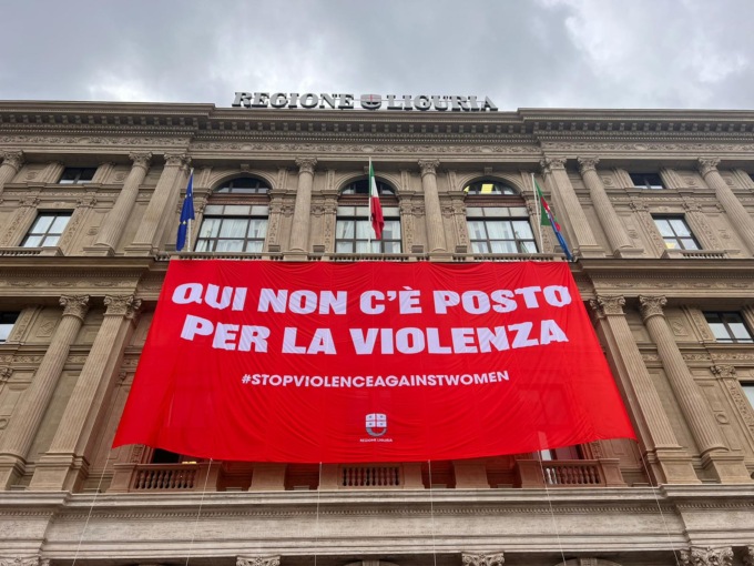 Striscione “Qui non c’è posto per la violenza” sul Palazzo della Regione
