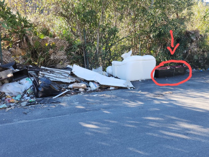 Bara a bordo strada a Ventimiglia scatena l’ironia social