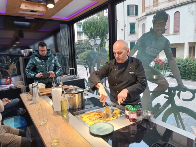 Fa tappa a Sanremo (da Fa Maggiore) la cucina sulle ruote del Bora Cooking Truck
