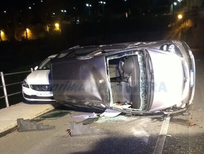 Urta un’auto posteggiata e si cappotta, ferita una donna a Ventimiglia