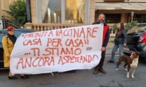 Vaccino libero: manifestanti mostrano striscione all'arrivo del generale Figliuolo