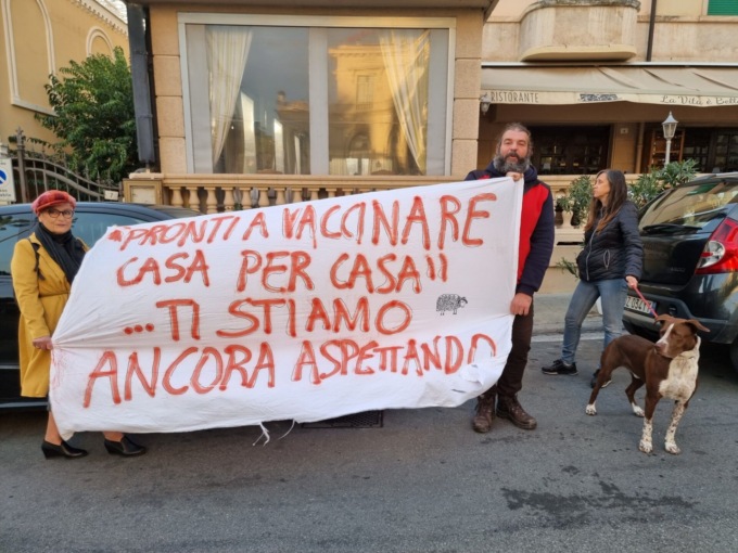 Vaccino libero: manifestanti mostrano striscione all’arrivo del generale Figliuolo