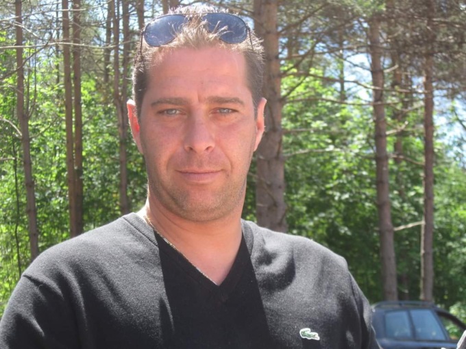Luca muore a 49 anni lasciando moglie e figlie