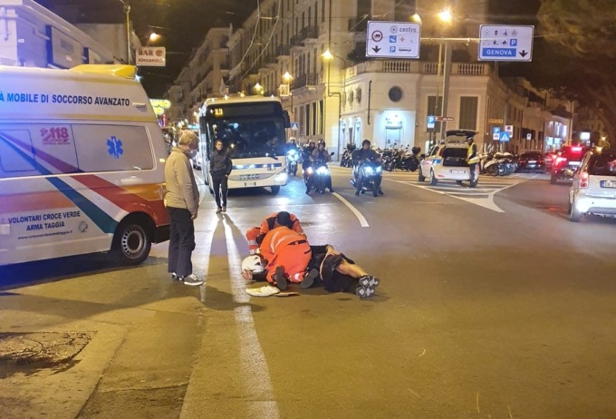 Giovane ferito in scooter “Un’auto mi ha tagliato la strada”