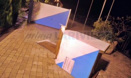 Il vento si abbatte in provincia: a Sanremo crolla parte di un'impalcatura