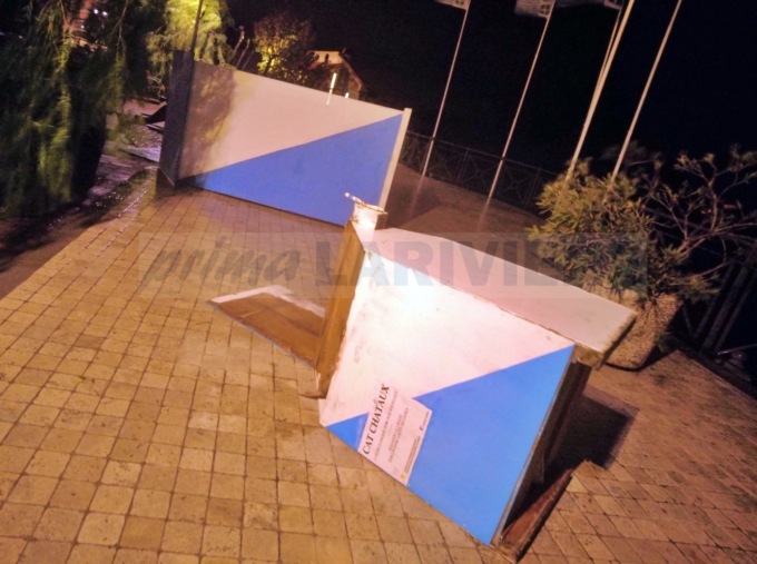 Il vento si abbatte in provincia: a Sanremo crolla parte di un’impalcatura