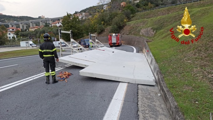 Tragedia sfiorata: camion perde il carico
