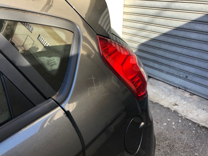Vandali in azione: ancora scritte, svastiche e gomme bucate