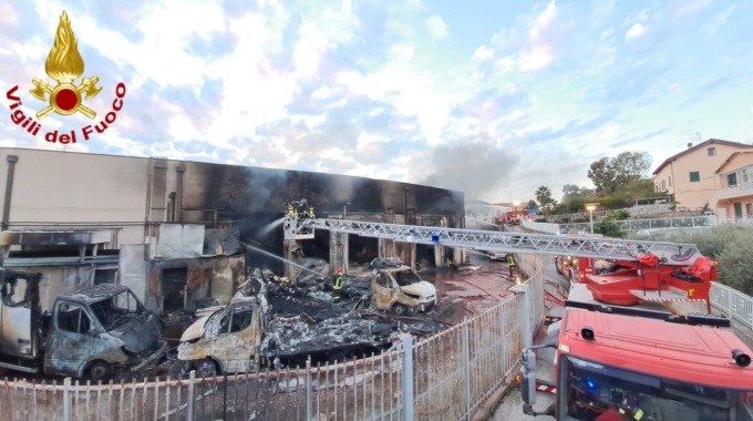 Devastante incendio alla Marr di Taggia: minacciati altri capannoni, sgomberate due abitazioni