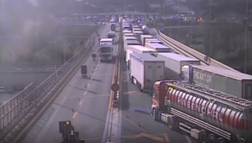 Caos autostrada, tratto chiuso per pedoni