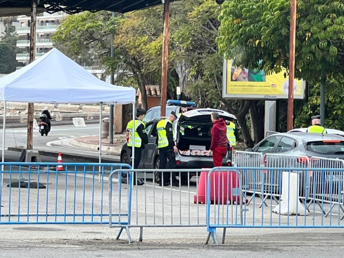 Scattano i controlli a tappeto dei francesi, code e rabbia a San Ludovico. Video