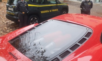 Toyota "mascherata" da Ferrari nei minimi dettagli, 26enne nei guai