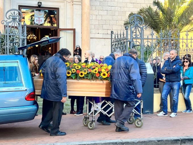 Bordighera: in centinaia per l’ultimo saluto al presidente di Federalberghi Ezio Formosa