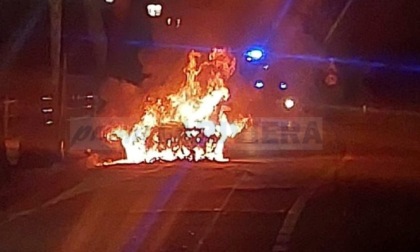 Brucia un'auto sulla via Romana a Vallecrosia, in salvo coppia con bambino