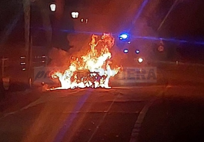 Brucia un’auto sulla via Romana a Vallecrosia, in salvo coppia con bambino