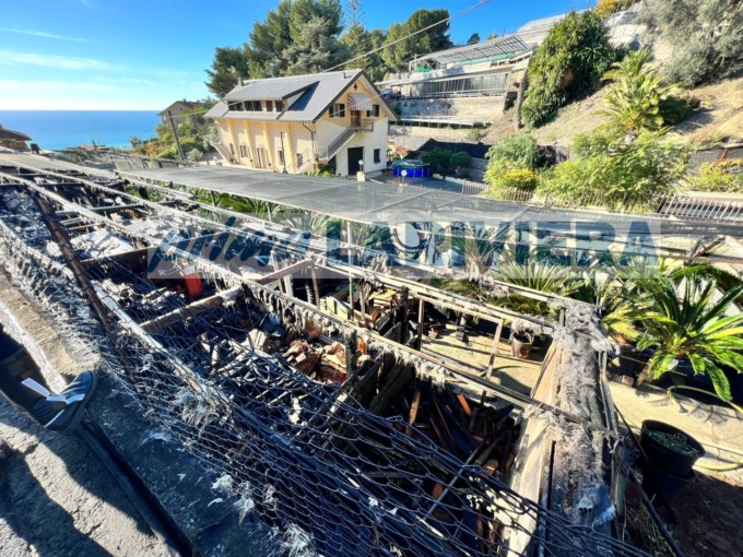 Brucia deposito agricolo a Bordighera confine con Vallecrosia. Foto