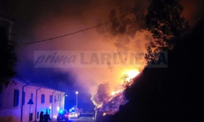 Incendio a ridosso dell'Aurelia in frazione Latte a Ventimiglia