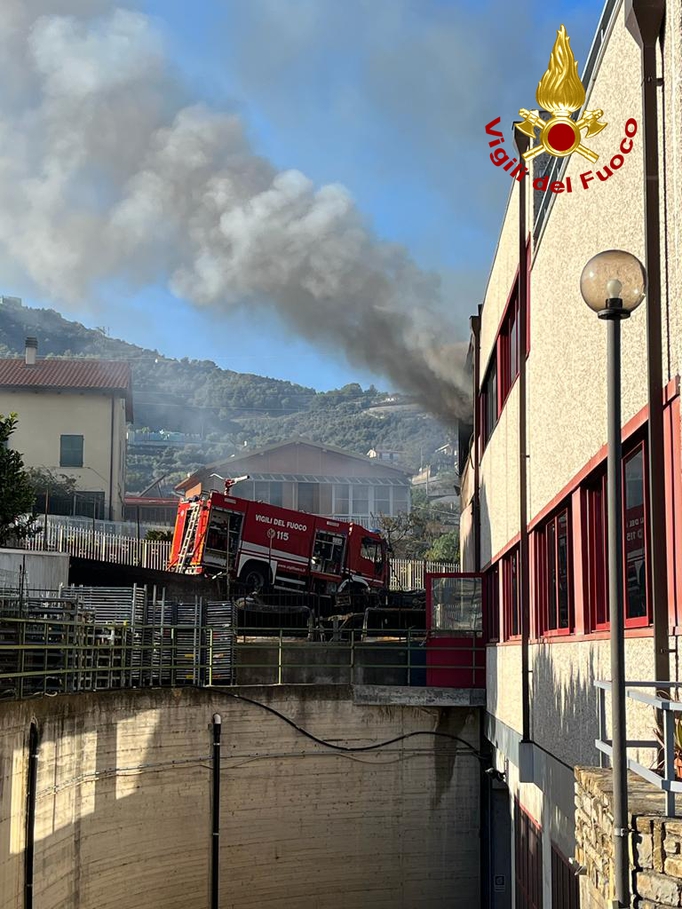 incendio marr stabilimento arma di taggia foto di giorno vigili del fuoco