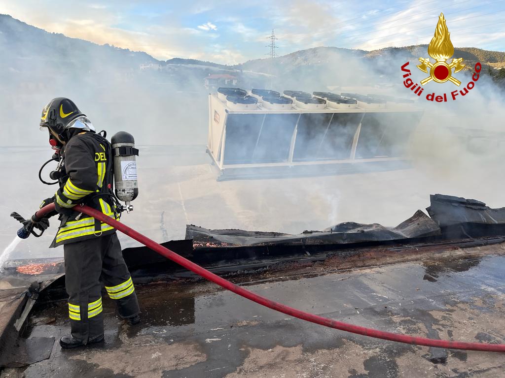 incendio marr stabilimento arma di taggia foto di giorno vigili del fuoco_03