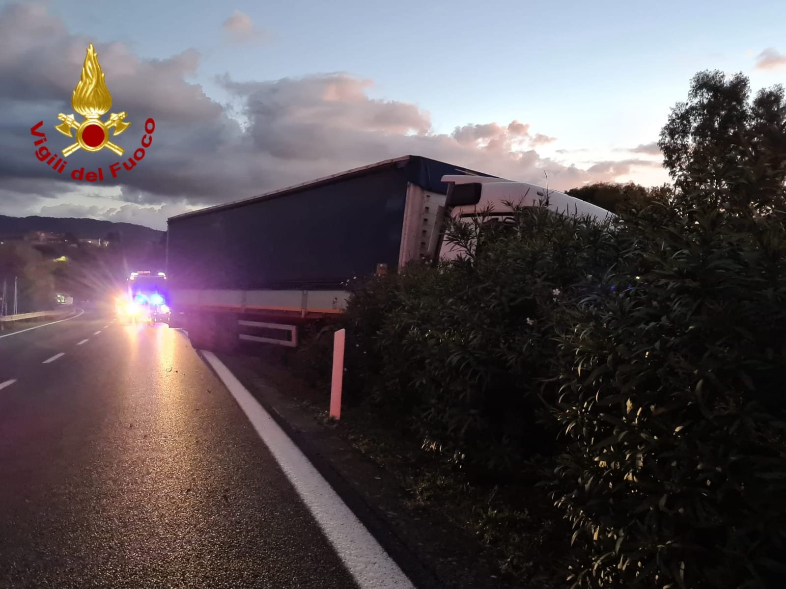 incidente tir autostrada a10 guard rail aiuola_02