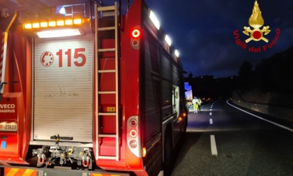 Cisterna di vino e auto in fiamme dopo lo schianto in galleria sull'A10, ci sono feriti