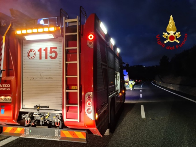 Cisterna di vino e auto in fiamme dopo lo schianto in galleria sull’A10, ci sono feriti