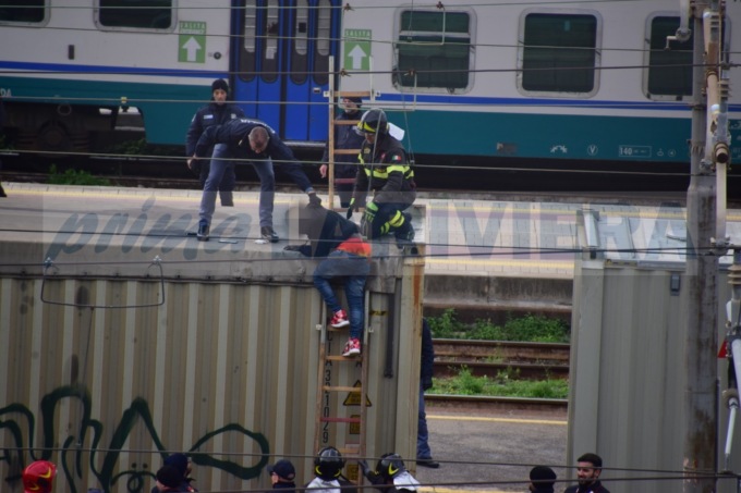 Migranti nel treno merci, bloccato il traffico ferroviario a Ventimiglia