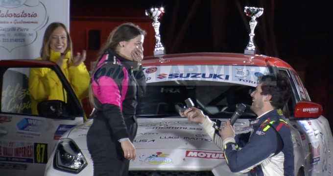 “Adriana, vuoi sposarmi?”:  Samuele le chiede la mano alla premiazione del Rally (Video)