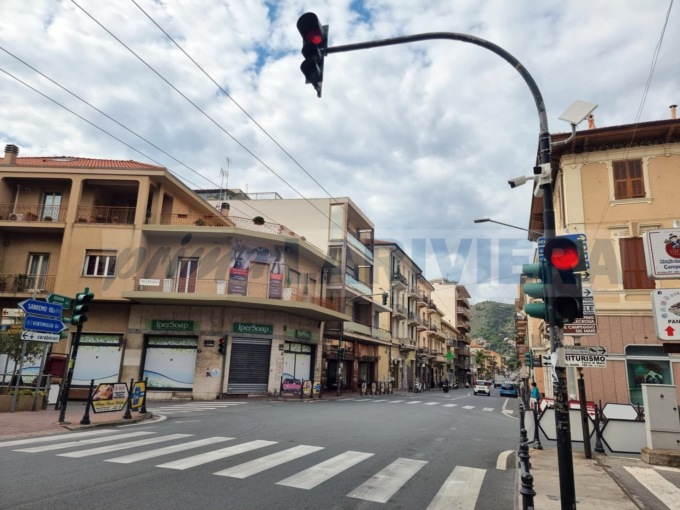 Scooterista ricorre in Appello contro 12 multe elevate con semaforo T-Red a Vallecrosia