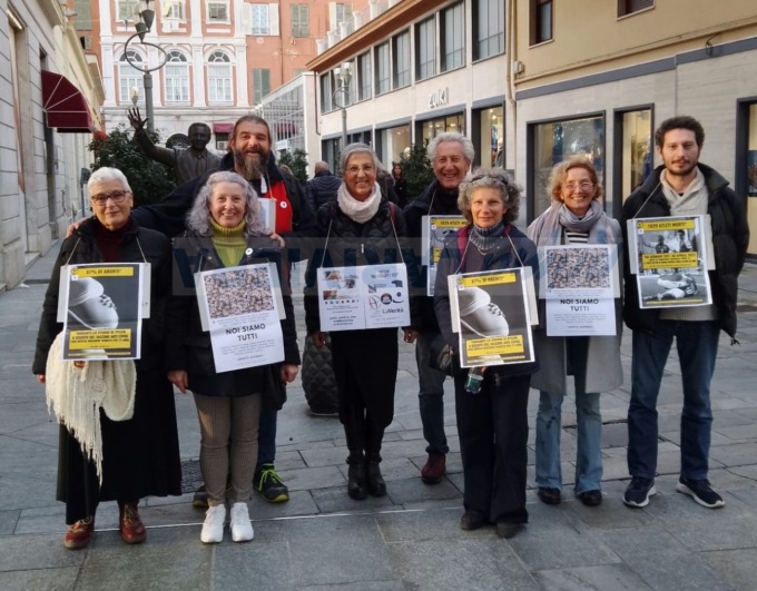 Effetti avversi del vaccino, un presidio a Sanremo davanti alla statua di Mike