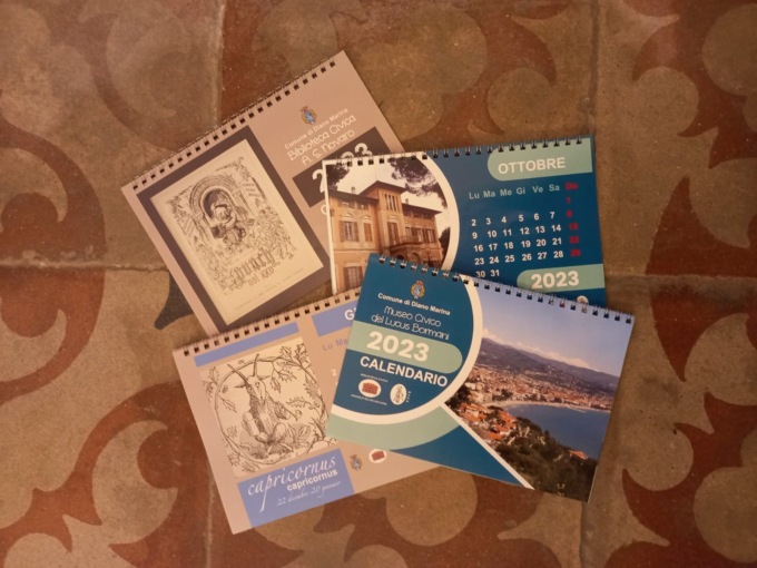 Gratis ai visitatori del Museo Civico e della Biblioteca di Diano Marina i calendari 2023