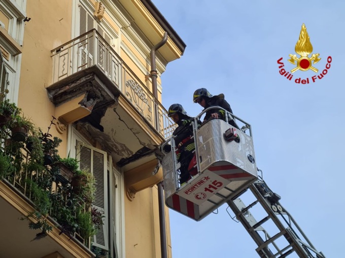 Intonaci pericolanti, intervento dei Vigili del Fuoco