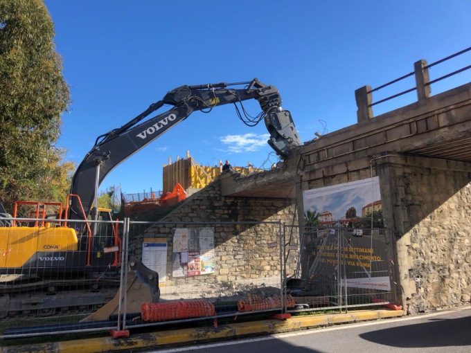 Al via demolizione ponte a San Bartolomeo