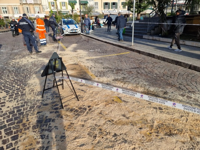 Piazza Colombo imbrattata di olio motore