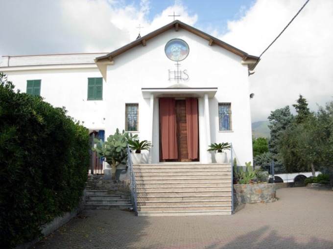 Uomo si accascia in chiesa ma il parroco continua con la Messa di Natale