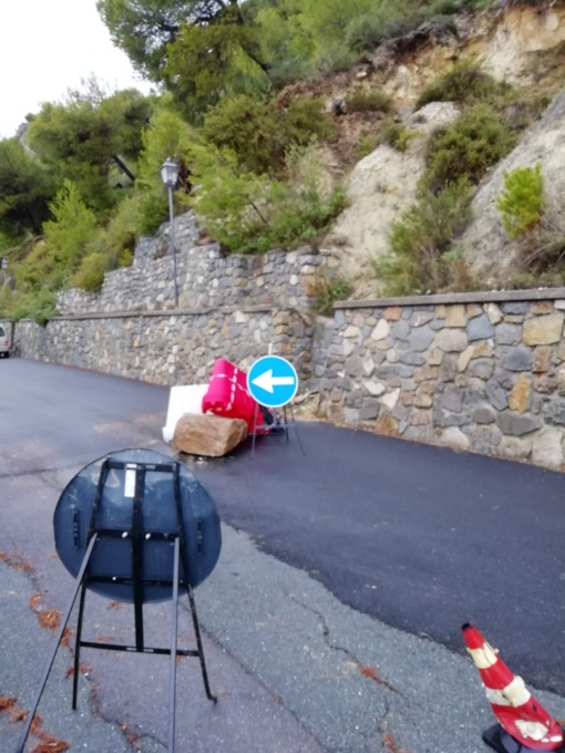 Tragedia sfiorata, masso precipita sulla strada