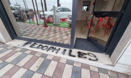Nuovo attacco alla Croce Rossa di Sanremo: Pedophiles la scritta all'ingresso