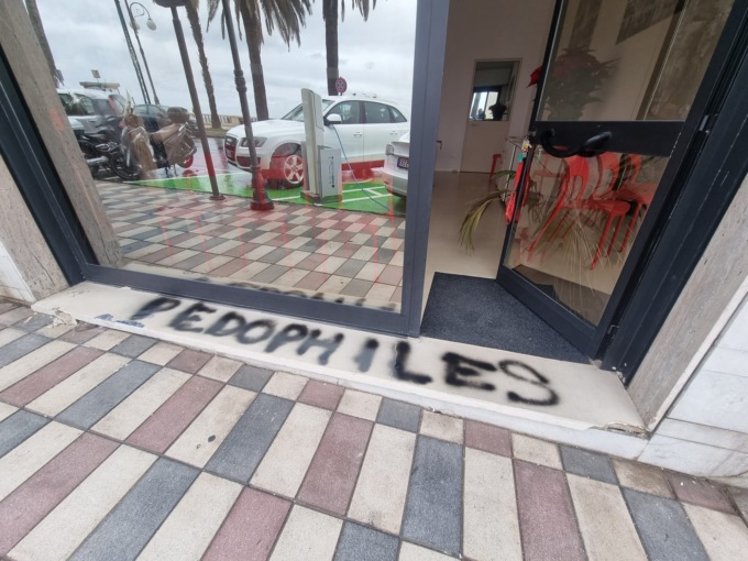 Nuovo attacco alla Croce Rossa di Sanremo: Pedophiles la scritta all’ingresso